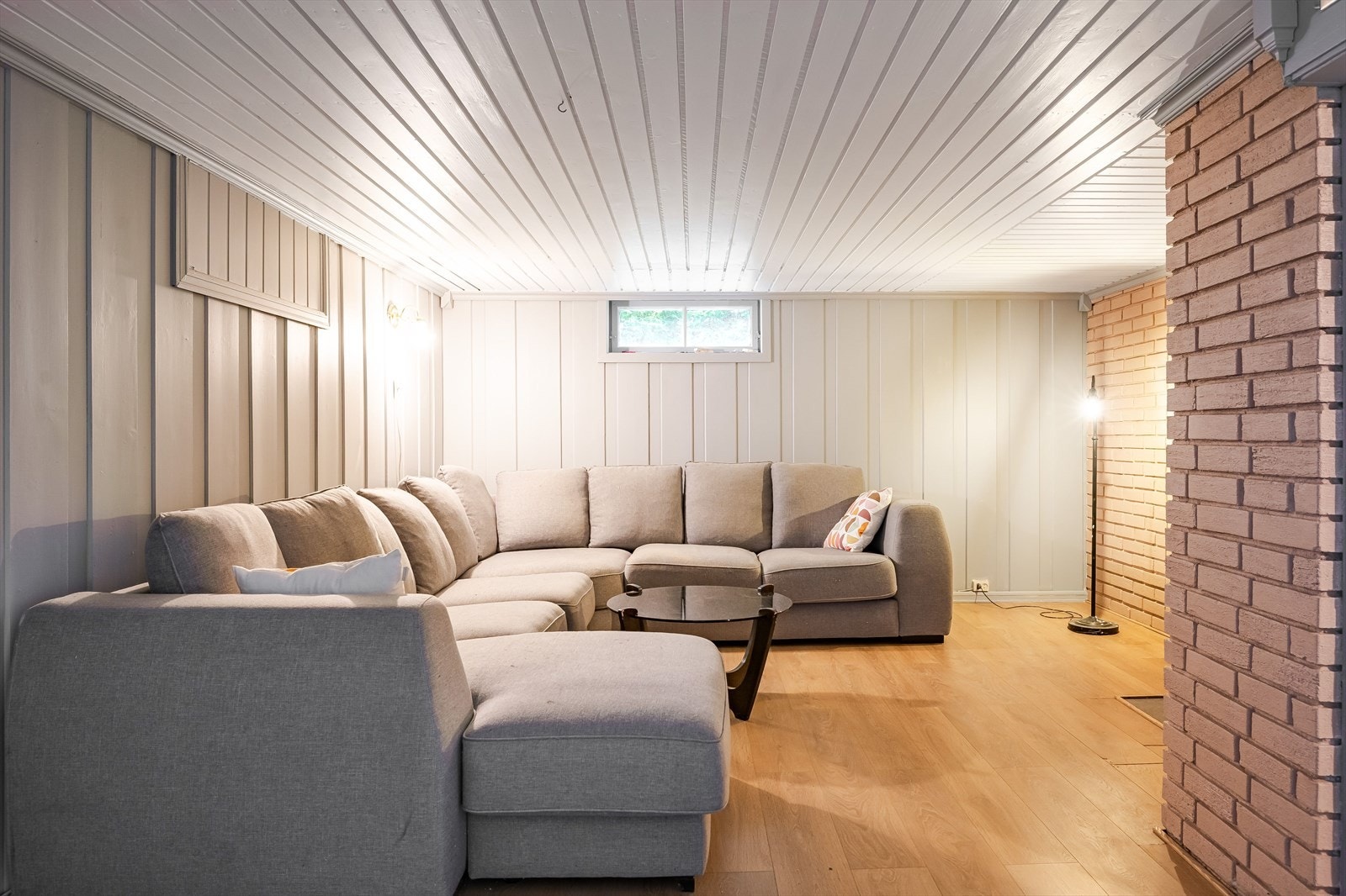 Rommet er ikke godkjent til varig opphold grunnet ikke tilfredsstillende rømningsvei. Se pkt. "Ferdigattest/brukstillatelse" for mer informasjon. Galleribilde