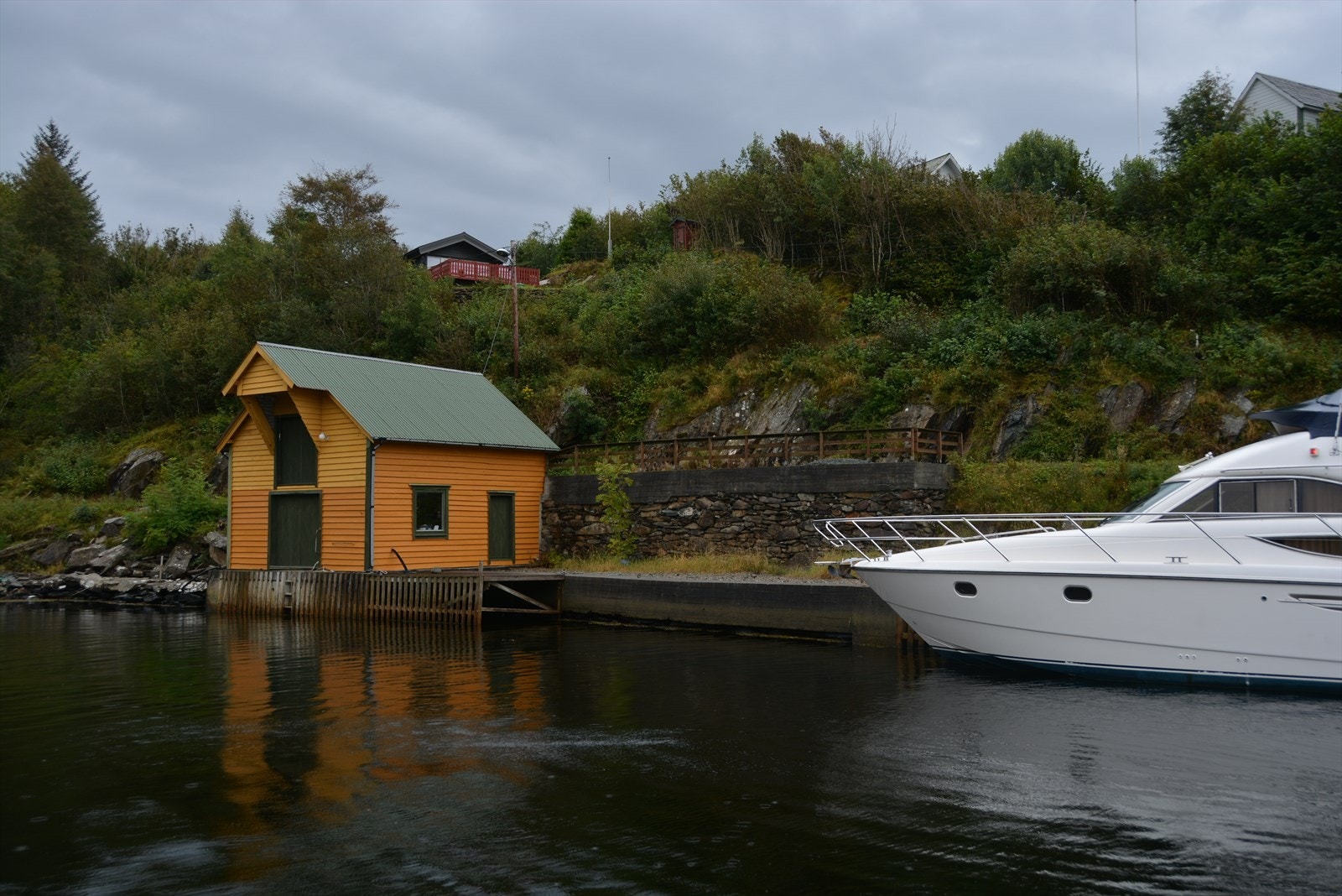 Kai med gode dybdeforhold, som gjør det mulig å legge til med større båt. Galleribilde