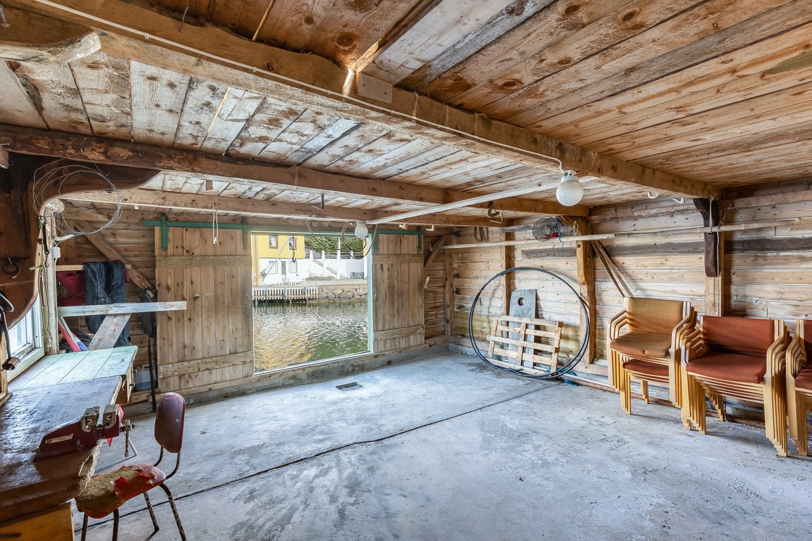 Naustet er romslig med god plass til lagring. Galleribilde