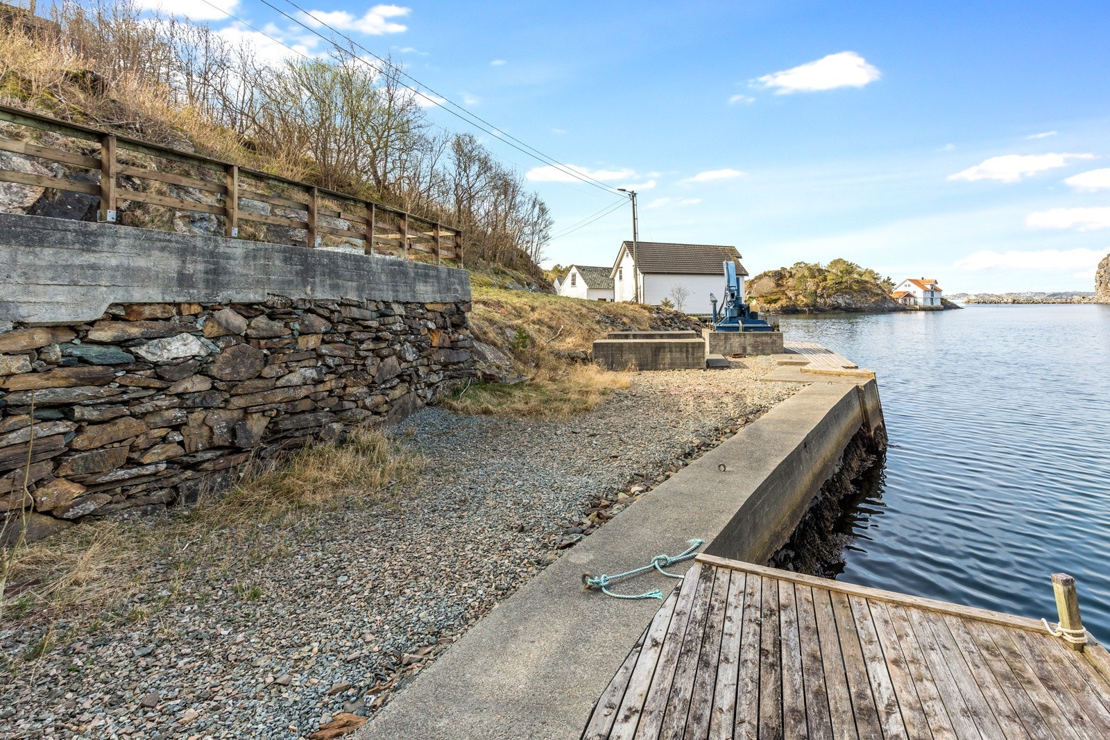 Her får man muligheten til å skaffe seg et nydelig fristed helt i sjøkanten. Galleribilde