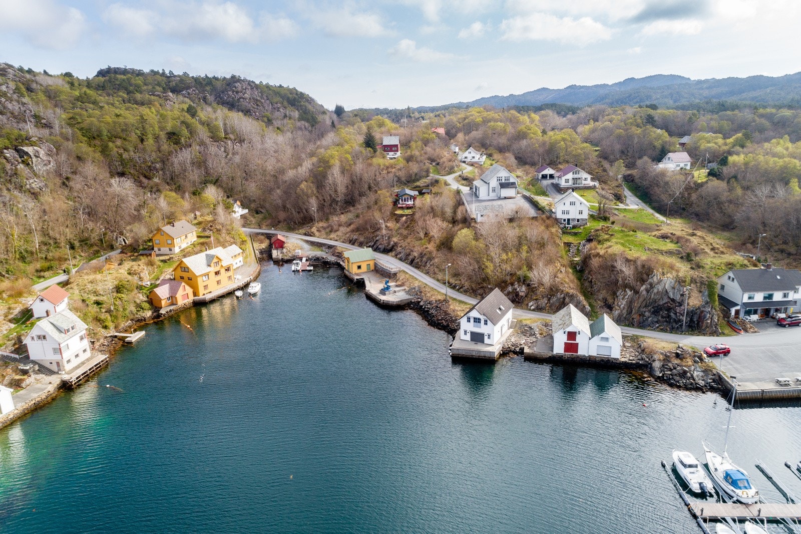 Tomten ligger i et område avsatt til fritidsbebyggelse i en nyere reguleringsplan vedtatt i 2020. Galleribilde