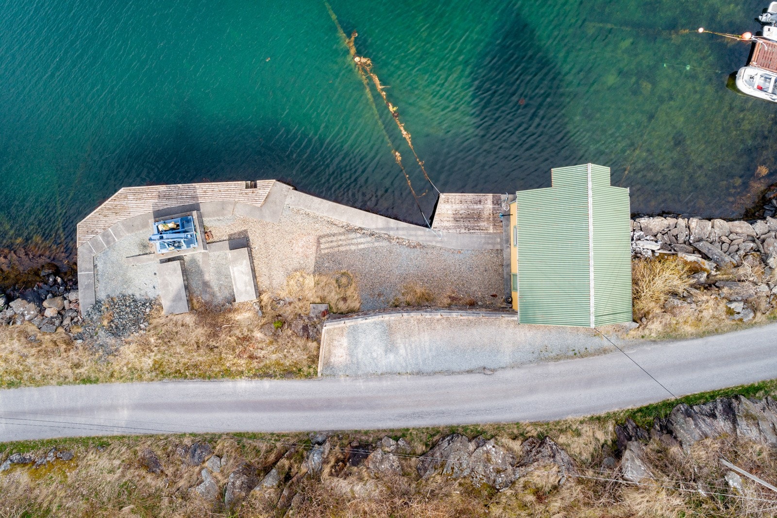 Dagens eier har ikke hatt flytebrygge foran eiendommen, men det er mulig å søke om flytebrygge i henhold til reguleringsplanen. Galleribilde