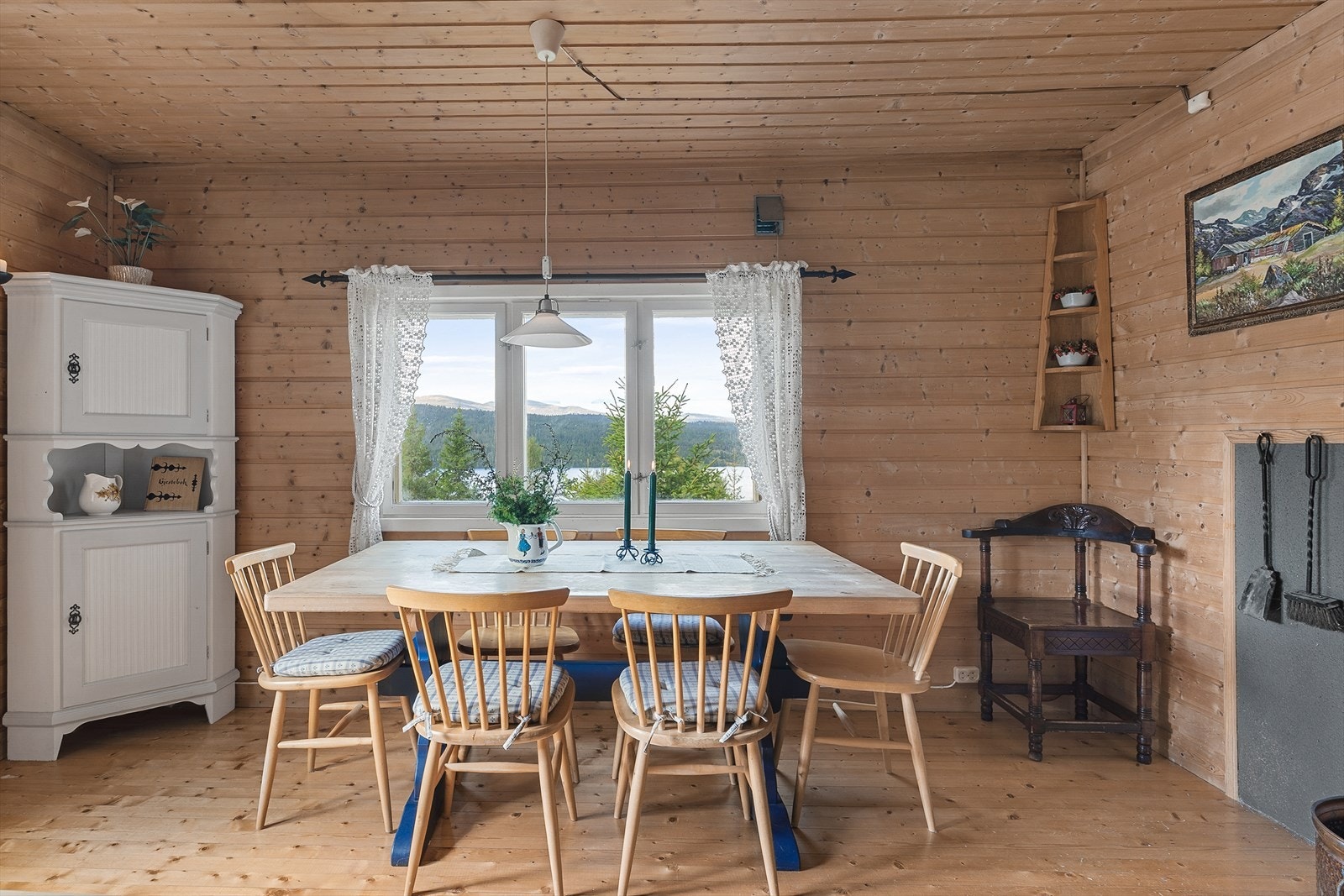 Det er flott utsikt mot både fjell og vann! Galleribilde