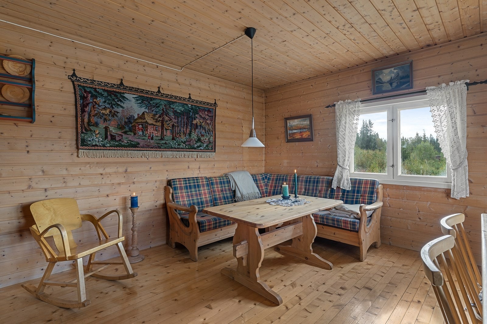 Stua er møblert med sofagruppe og spisebord mm. Galleribilde