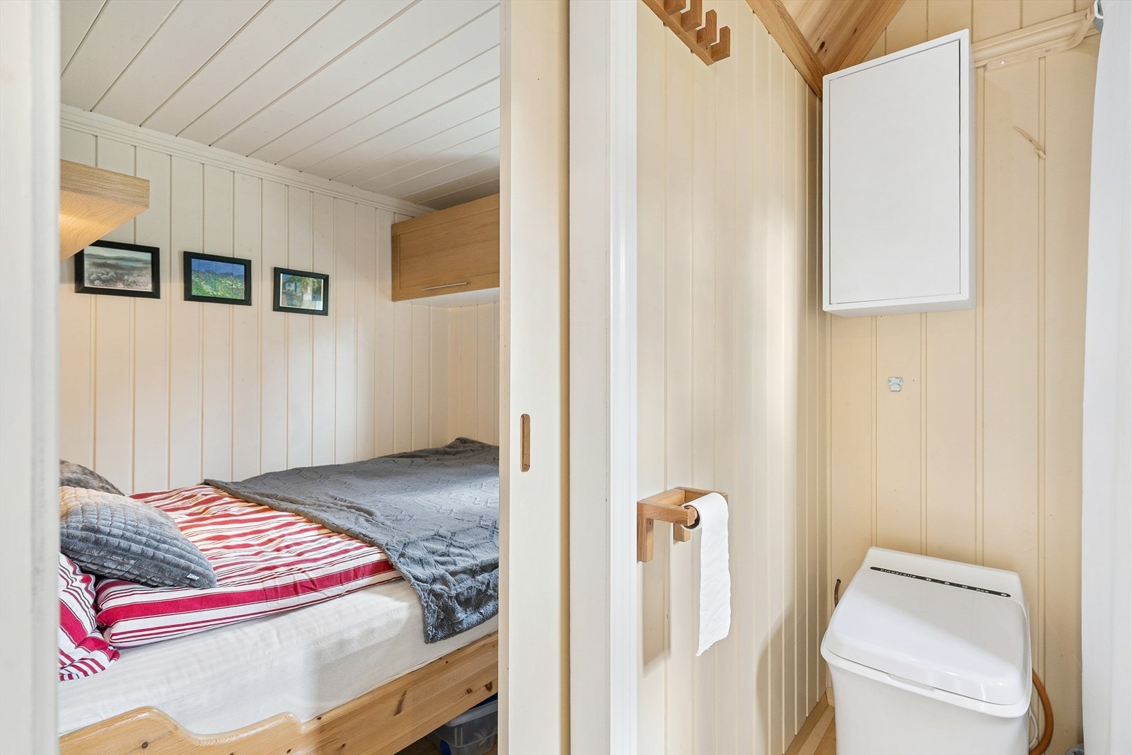 Det ene soverommet har direkte adkomst til sanitærrommet. Galleribilde