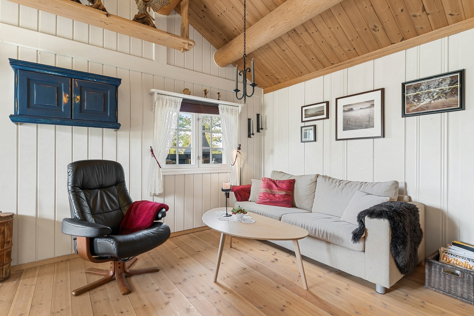 Det er god plass til sofagruppe, spisebord mm. Galleribilde