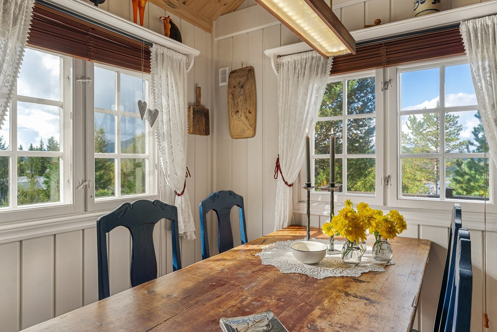 Fra spiseplassen kan man nyte utsyn mot områdene omkring. Galleribilde