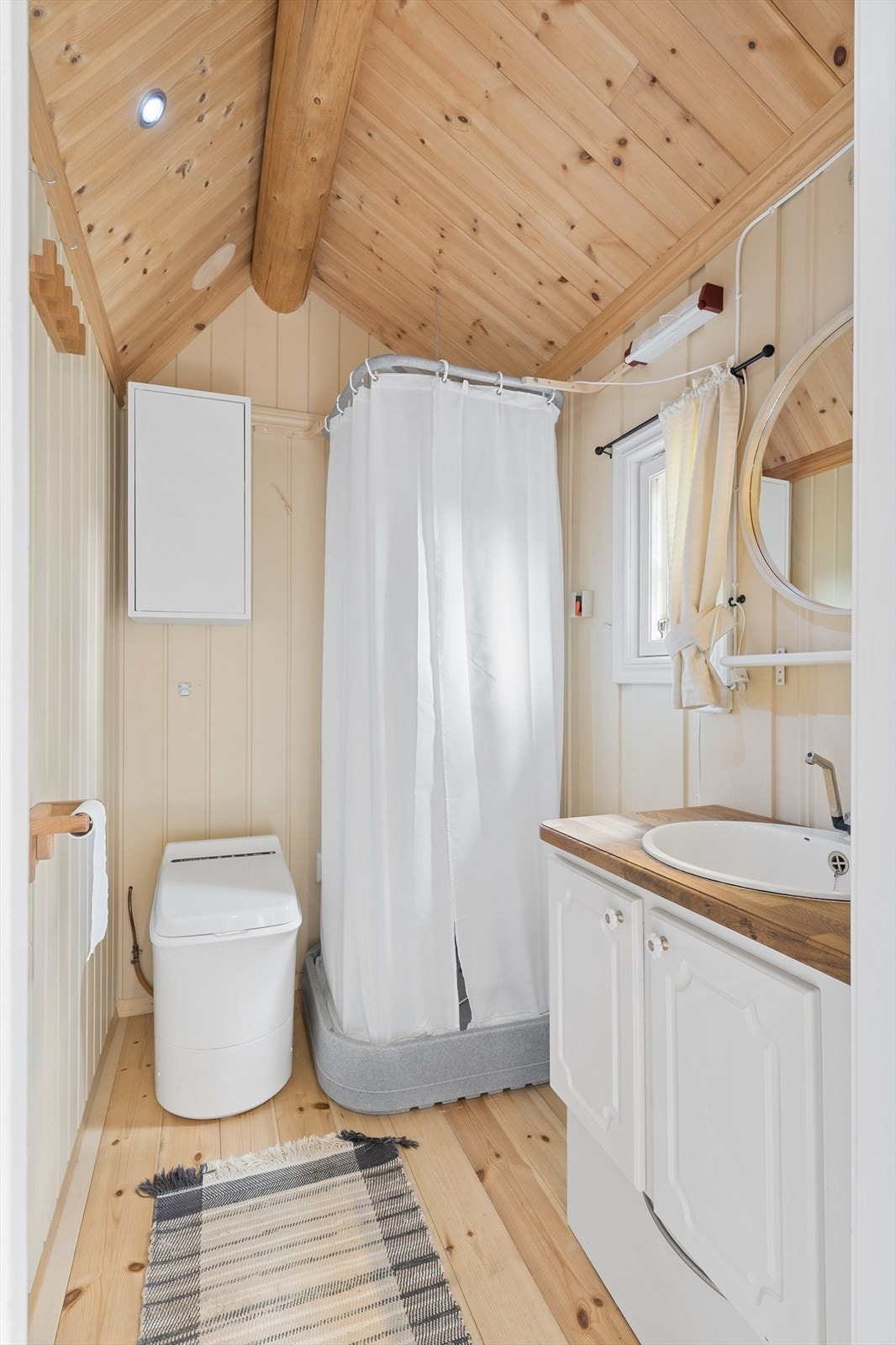 Sanitærrommet er enkelt innredet med innredning og servant, dusj m/forheng og forbrenningstoalett. Merk at forbrenningstoalettet ikke følger med på salget. Galleribilde