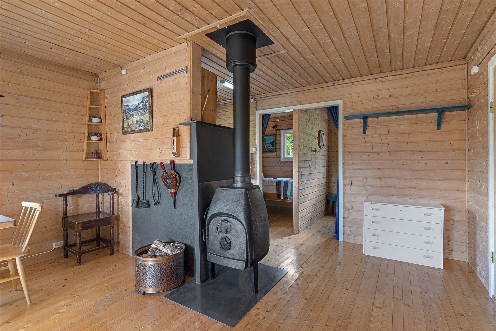 Vedovnen er strategisk plassert og gir god, lun varme til rommet. Galleribilde