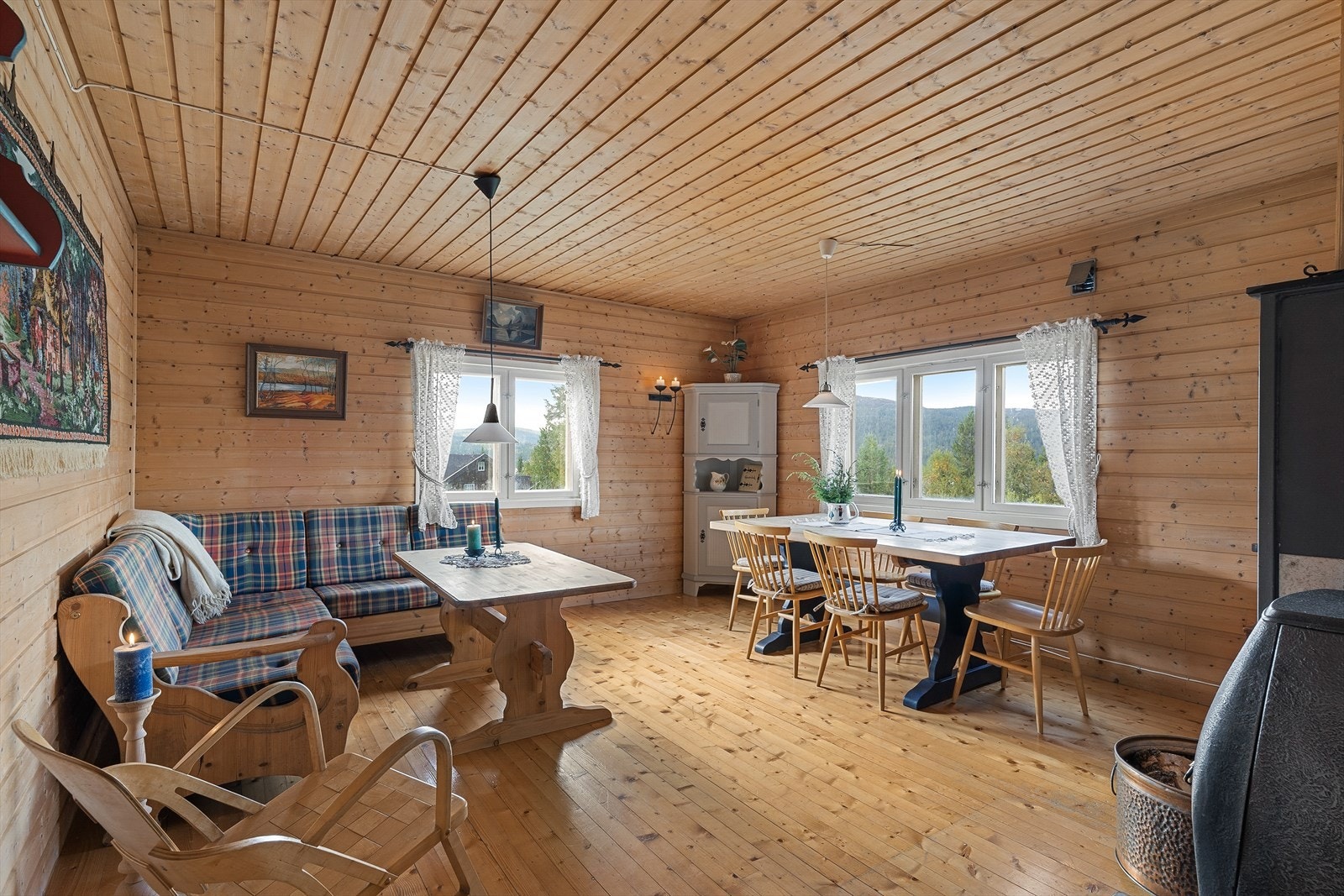 Overflater er holdt i tradisjonell stil med panelte vegger og tak, og tregulv. Galleribilde