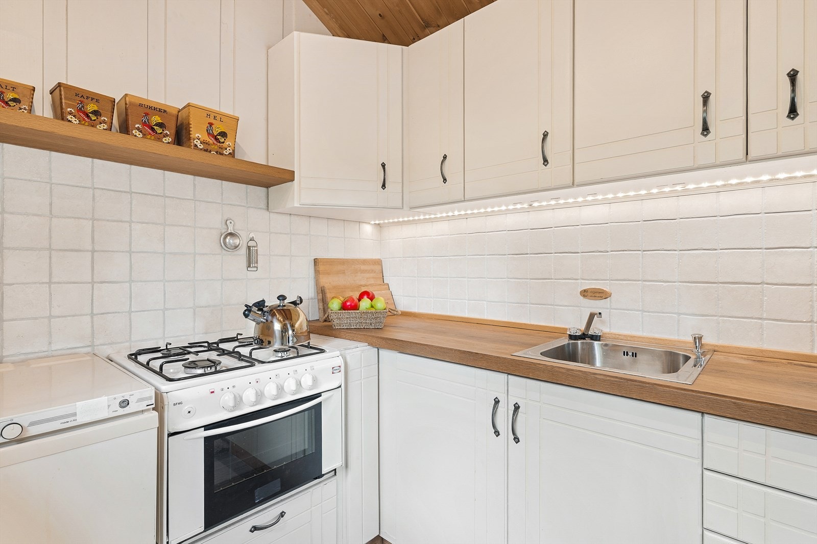 Det er plass til liten komfyr og kjøleskap. Galleribilde