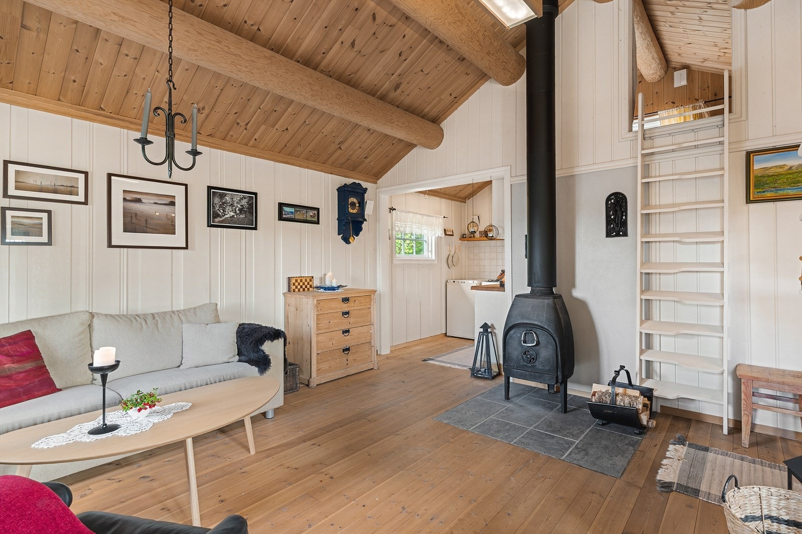 Vedovn sørger for god varme på de kjølige dagene. Galleribilde