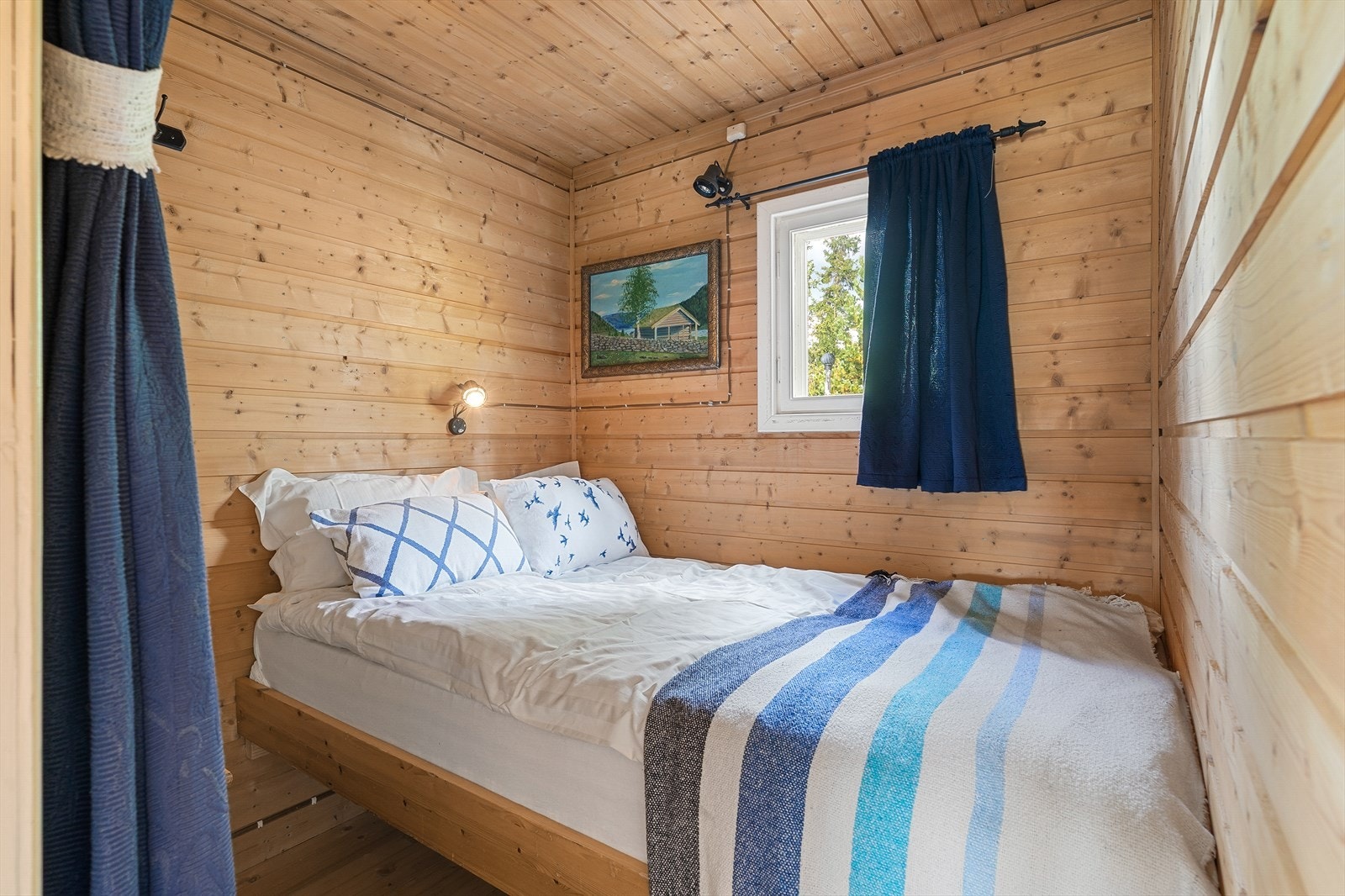 Sovealkove med plassbygd seng og lune omgivelser. Galleribilde