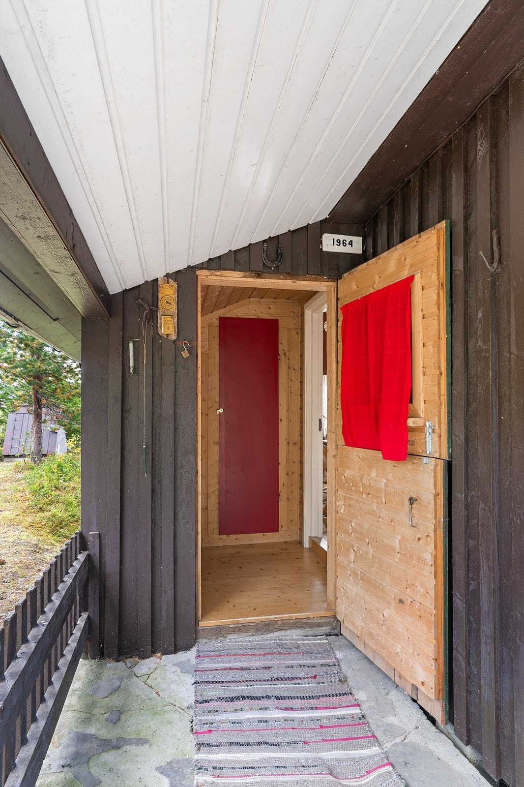 Hytta har et praktisk, overbygd inngangsparti - velkommen inn! Galleribilde