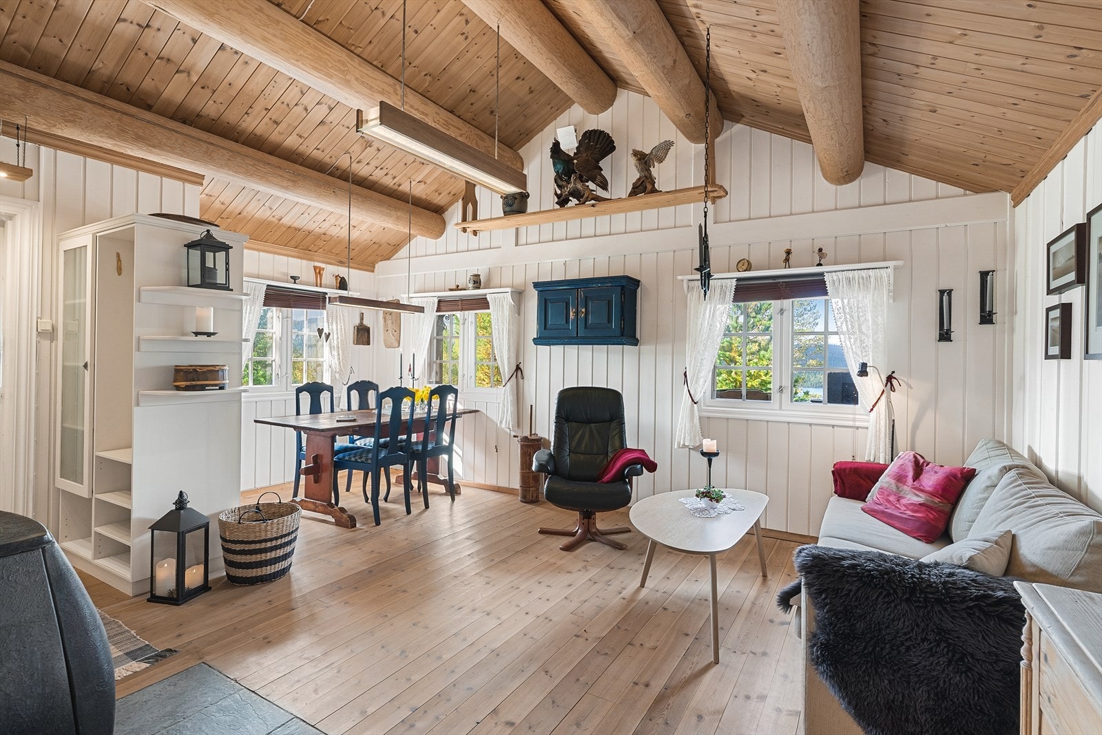 Annekset har en lys og luftig stue. Galleribilde