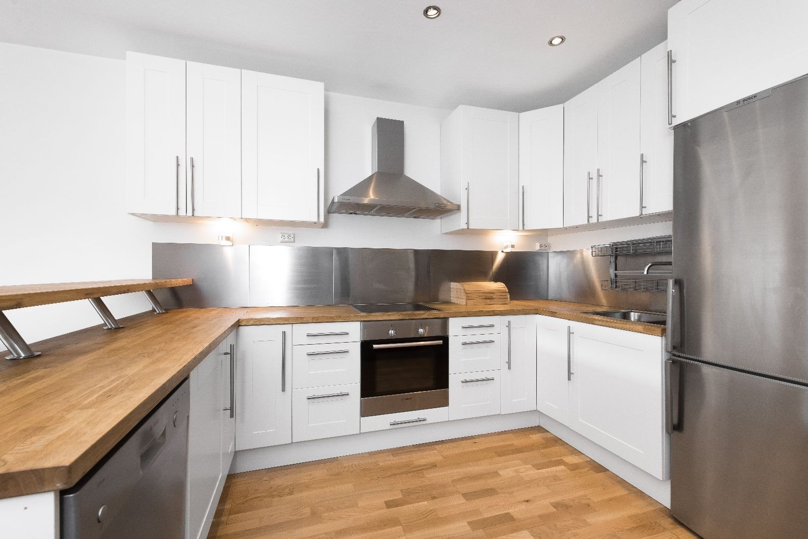 Kjøkken med rikelig av skap og benkeplass Galleribilde