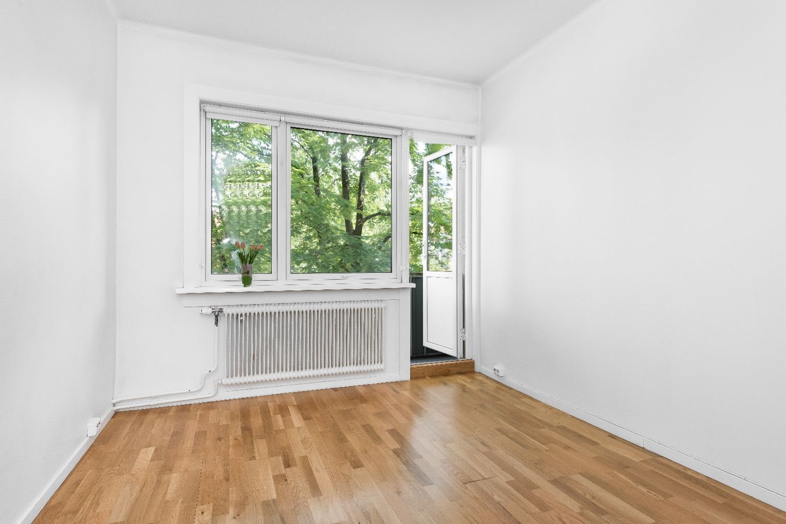 Hovedsoverommet er romslig med garderobeskap Galleribilde