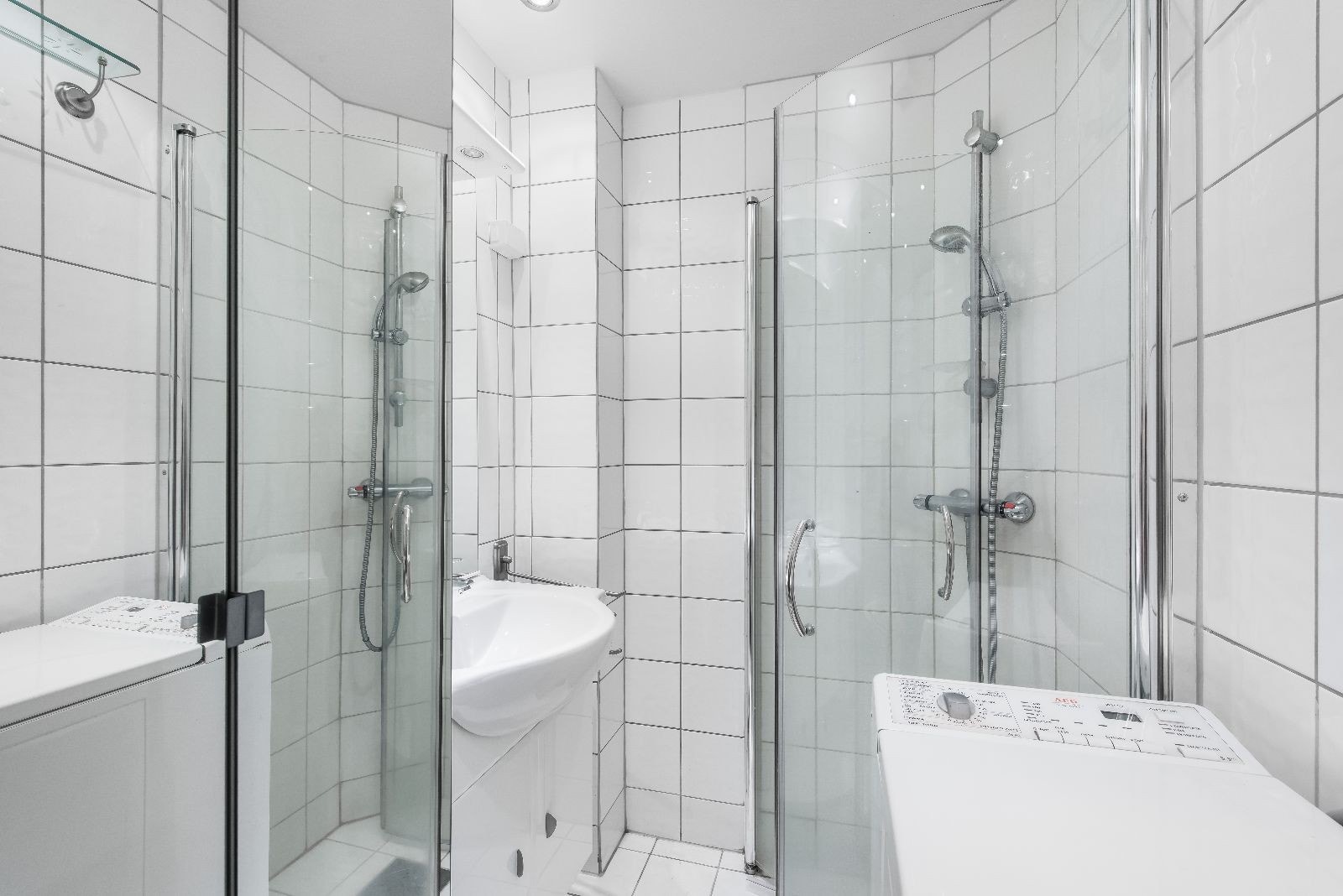 Flislagt bad med vaskemaskin. Galleribilde