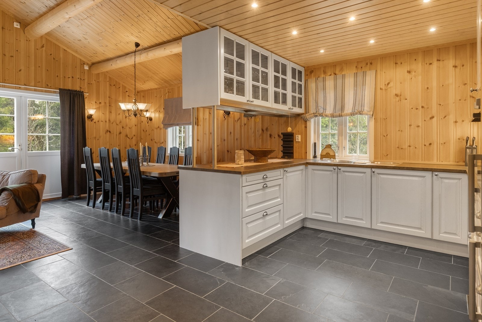 I tilknytning kjøkkenet er det plass til større spisegruppe Galleribilde