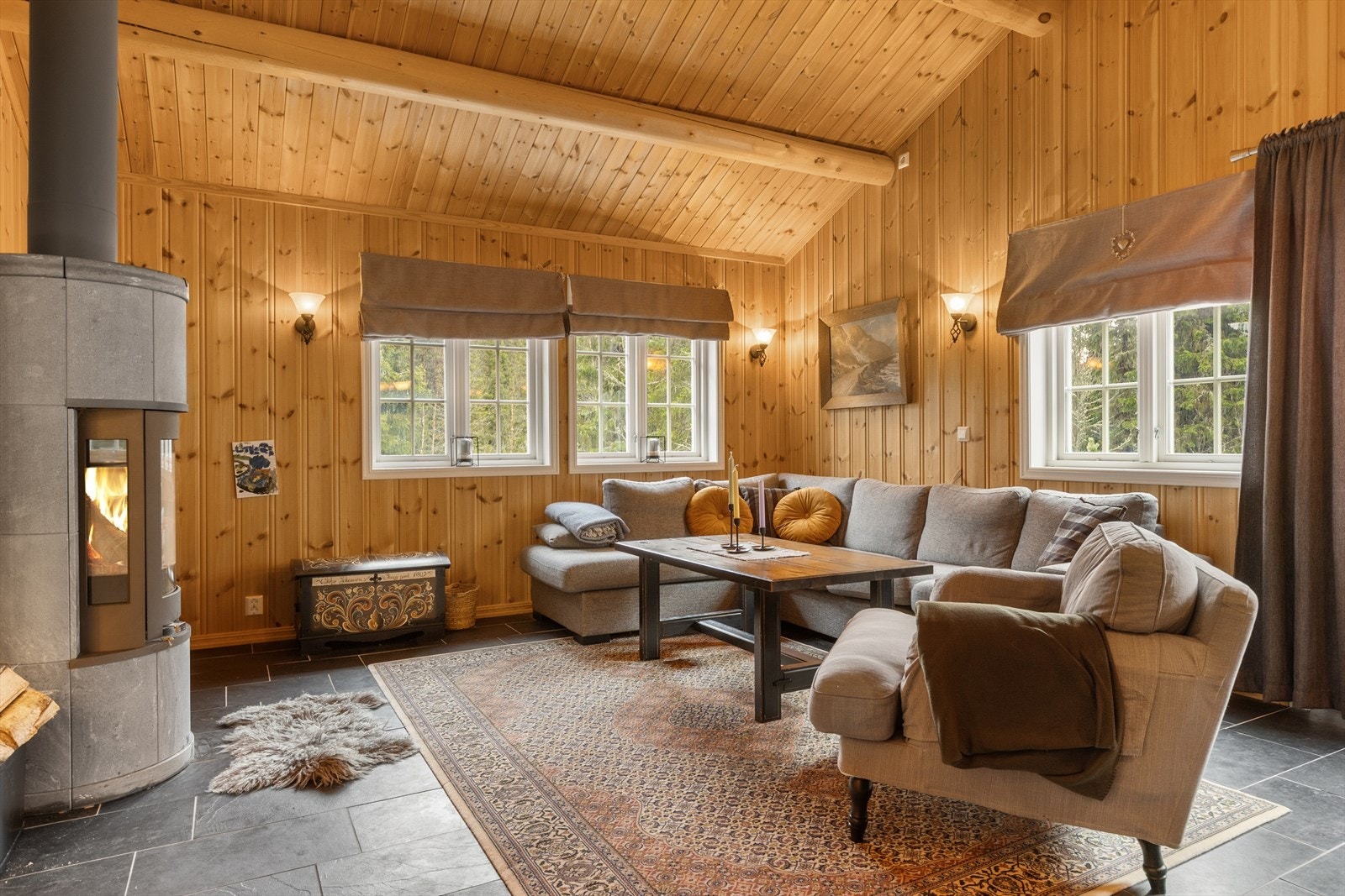 Stuen har god plass til møblering av sofagruppe og "godstol" Galleribilde