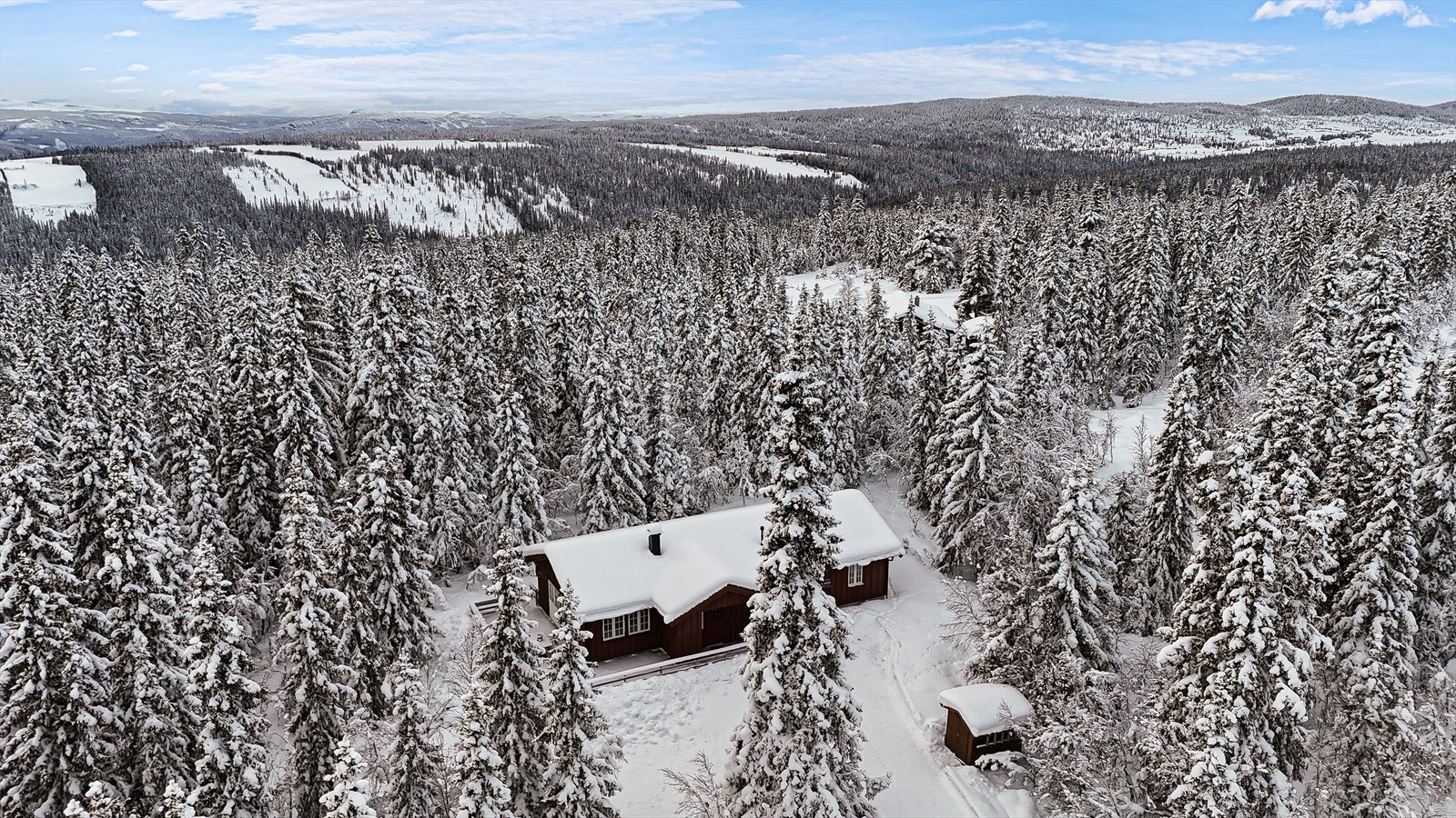 Eiendommen ligger skjermet i området med fine solforhold Galleribilde