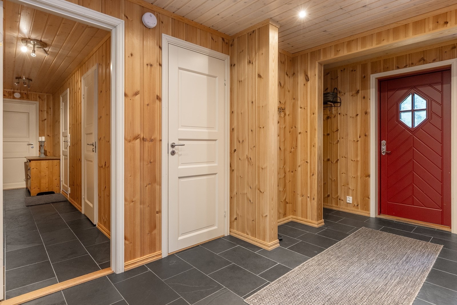 Fra gangen er det videre tilgang til soverom, bad, toalettrom og vaskerom Galleribilde