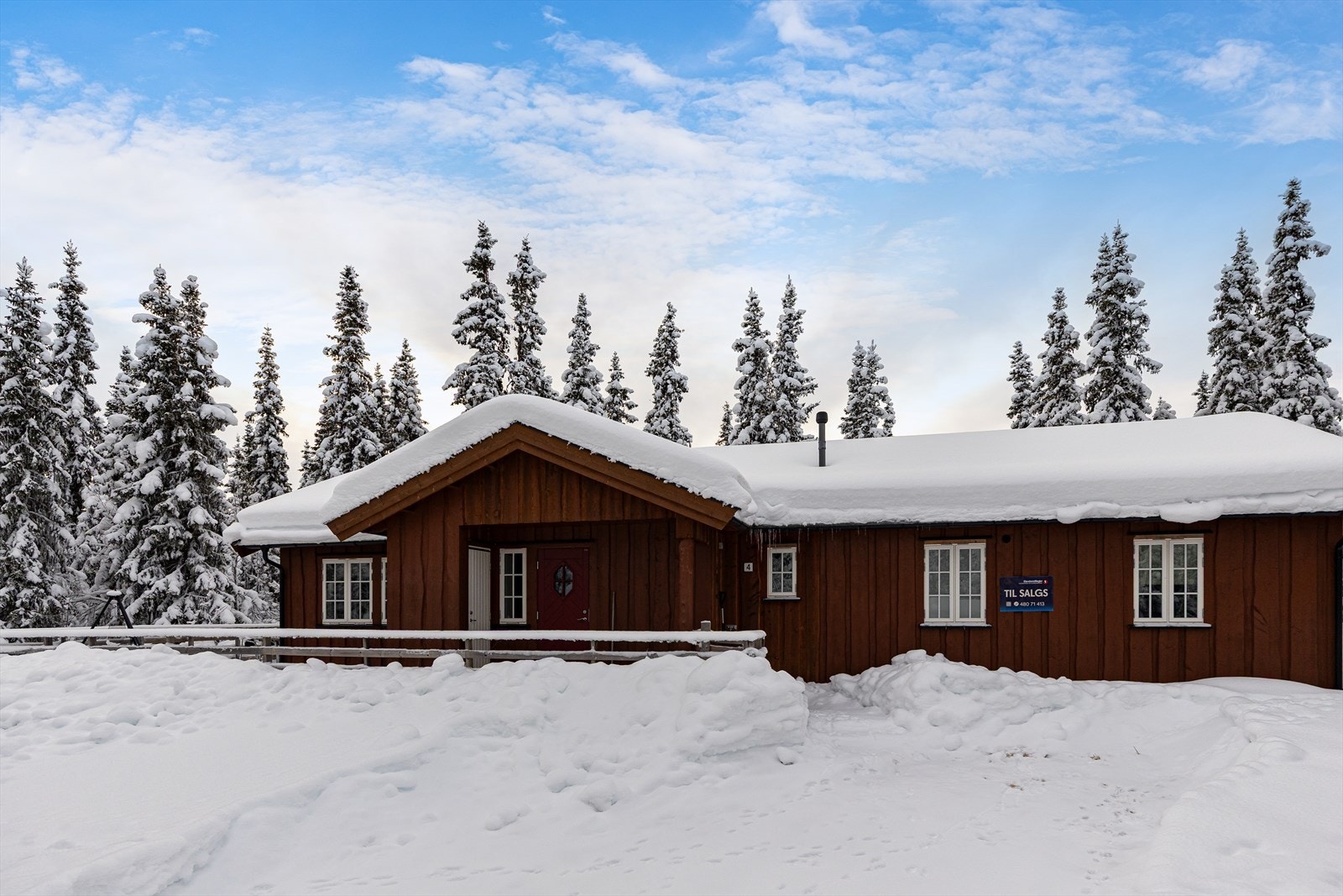 Hytta har takoverbygget inngangsparti med utvendig bod Galleribilde