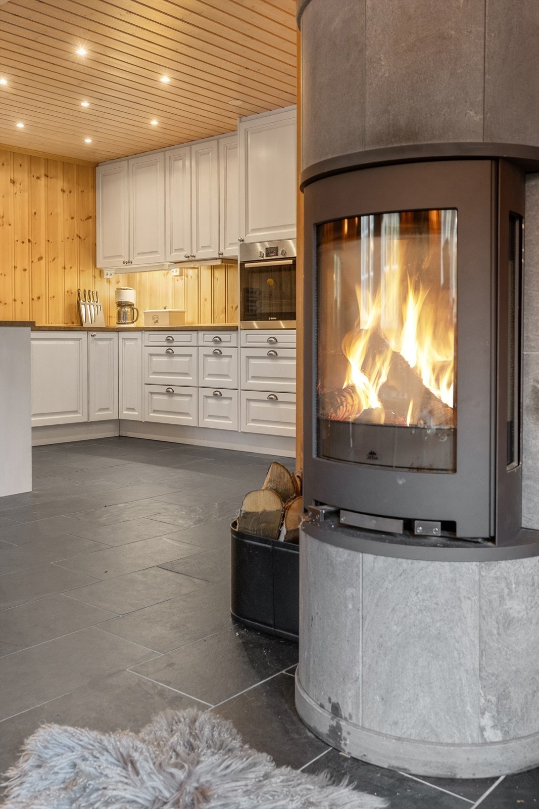 Peisovn med glassdør sørger for stemning og god varme på kalde dager Galleribilde