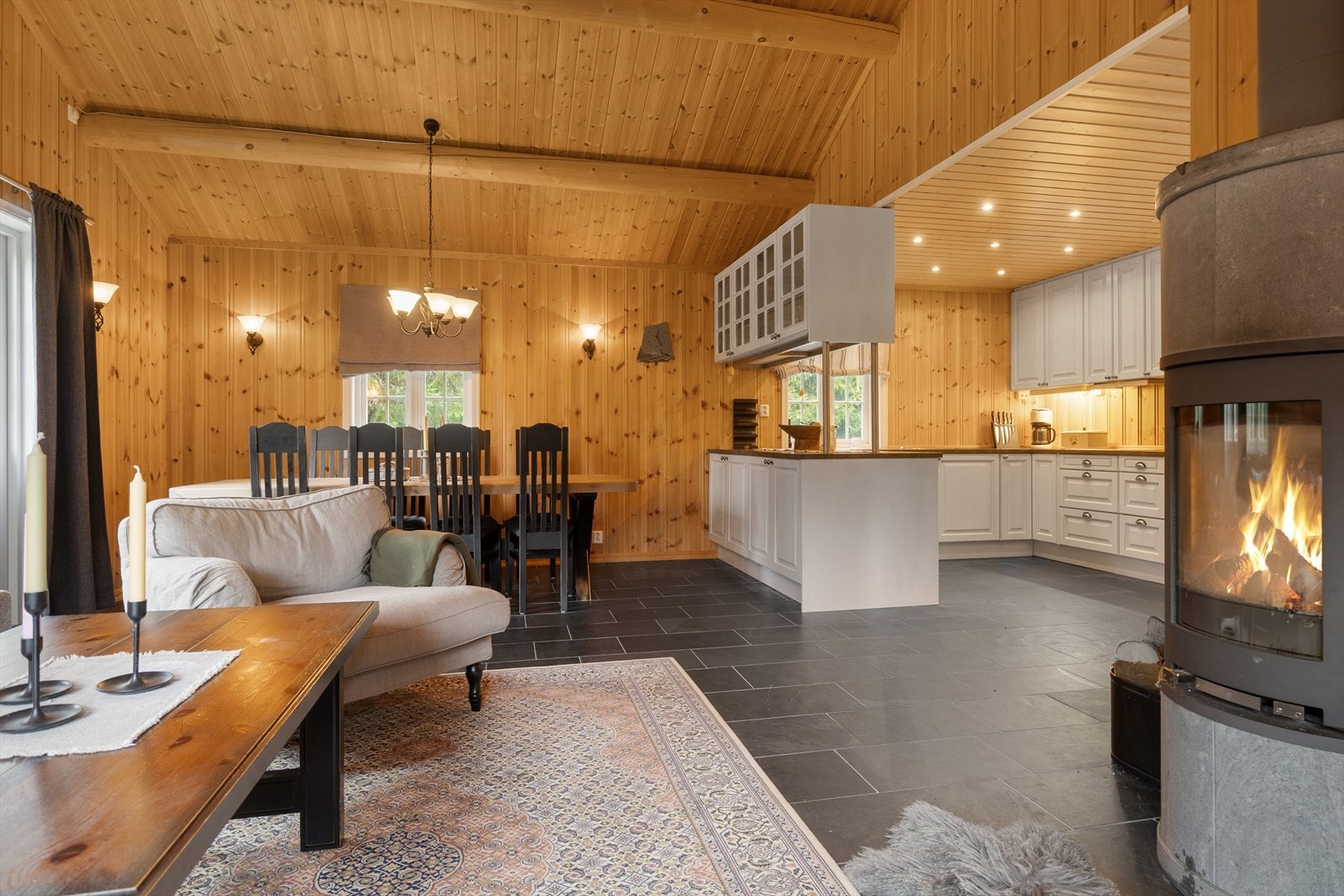 Stue og kjøkken i åpen løsning med god takhøyde Galleribilde