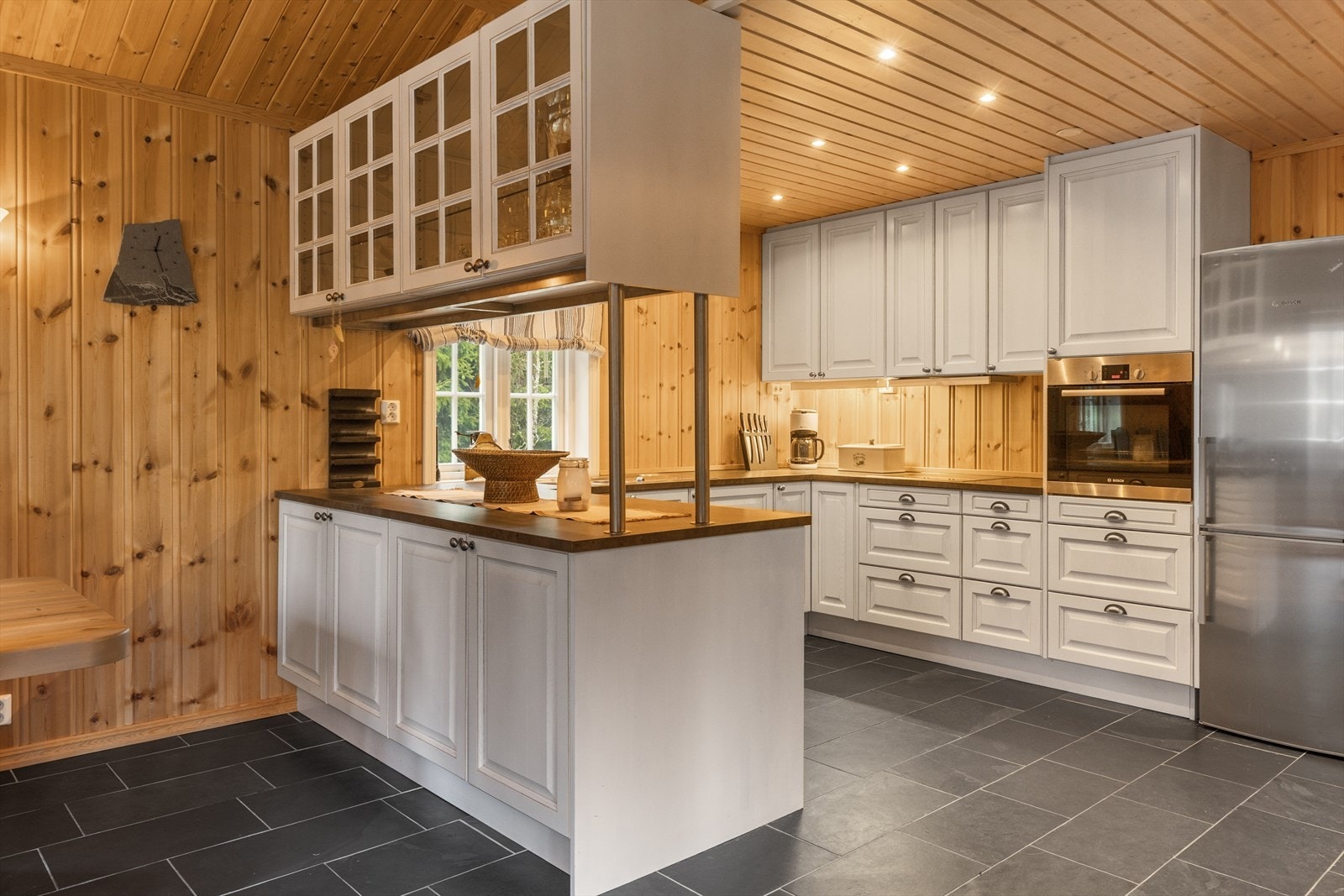 Her er oppholdsrommet med stue og kjøkken i åpen løsning Galleribilde