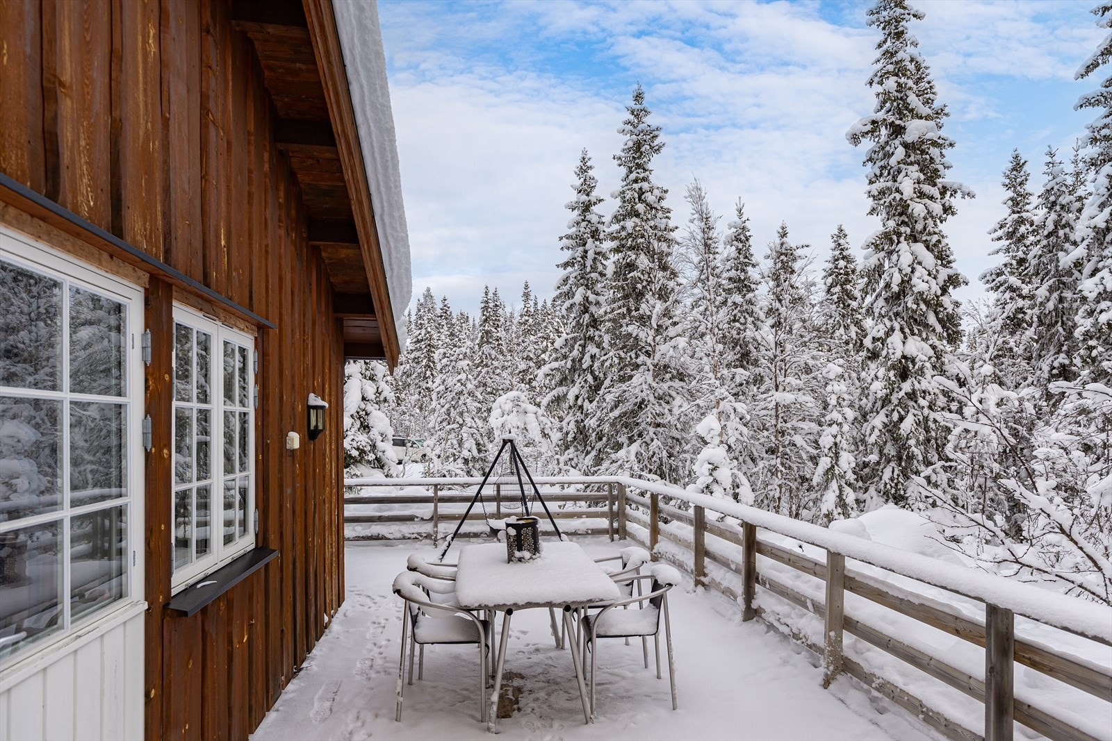 Hytta har en stor terrasse med god plass til utemøbler Galleribilde