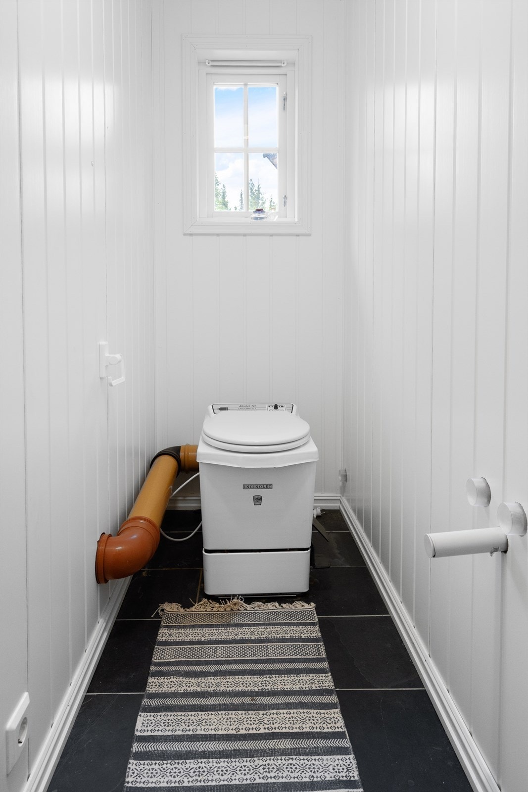 Praktisk separat toalettrom med forbrenningstoalett Galleribilde