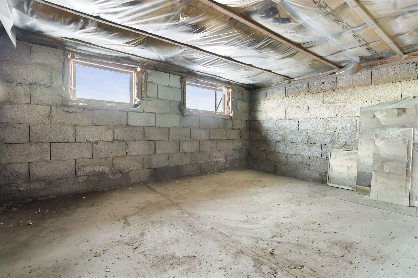 Boligen har en kjeller med 6 boder og trapperom. Galleribilde