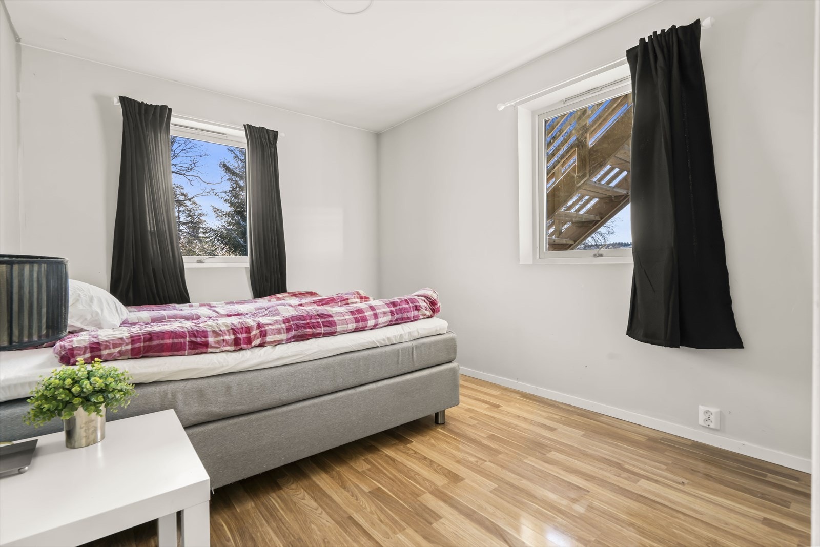 I første etasje er det to soverom tilknyttet hoveddelen. Galleribilde