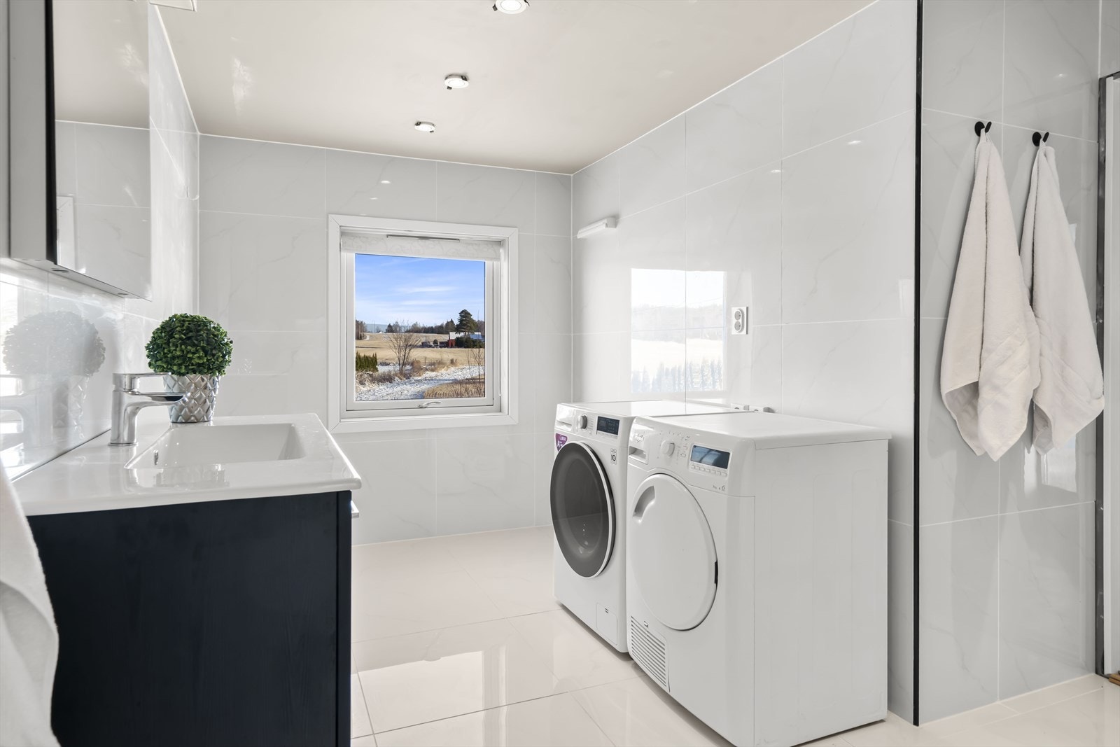 I første etasje er det et flislagt bad fra 2023. Badet har gulvvarme og downlights. Opplegg for vaskemaskin og tørketrommel. Galleribilde