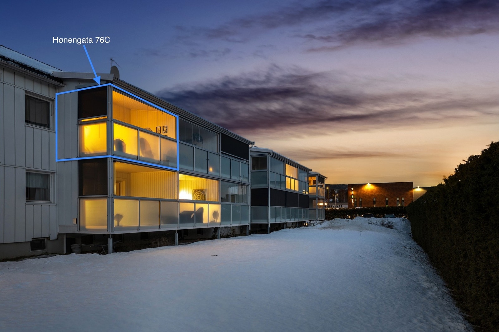 Hagen er skjermet for omgåelsene rundt med sin høye hekk hvor man kan nyte et fint grønt område. Galleribilde