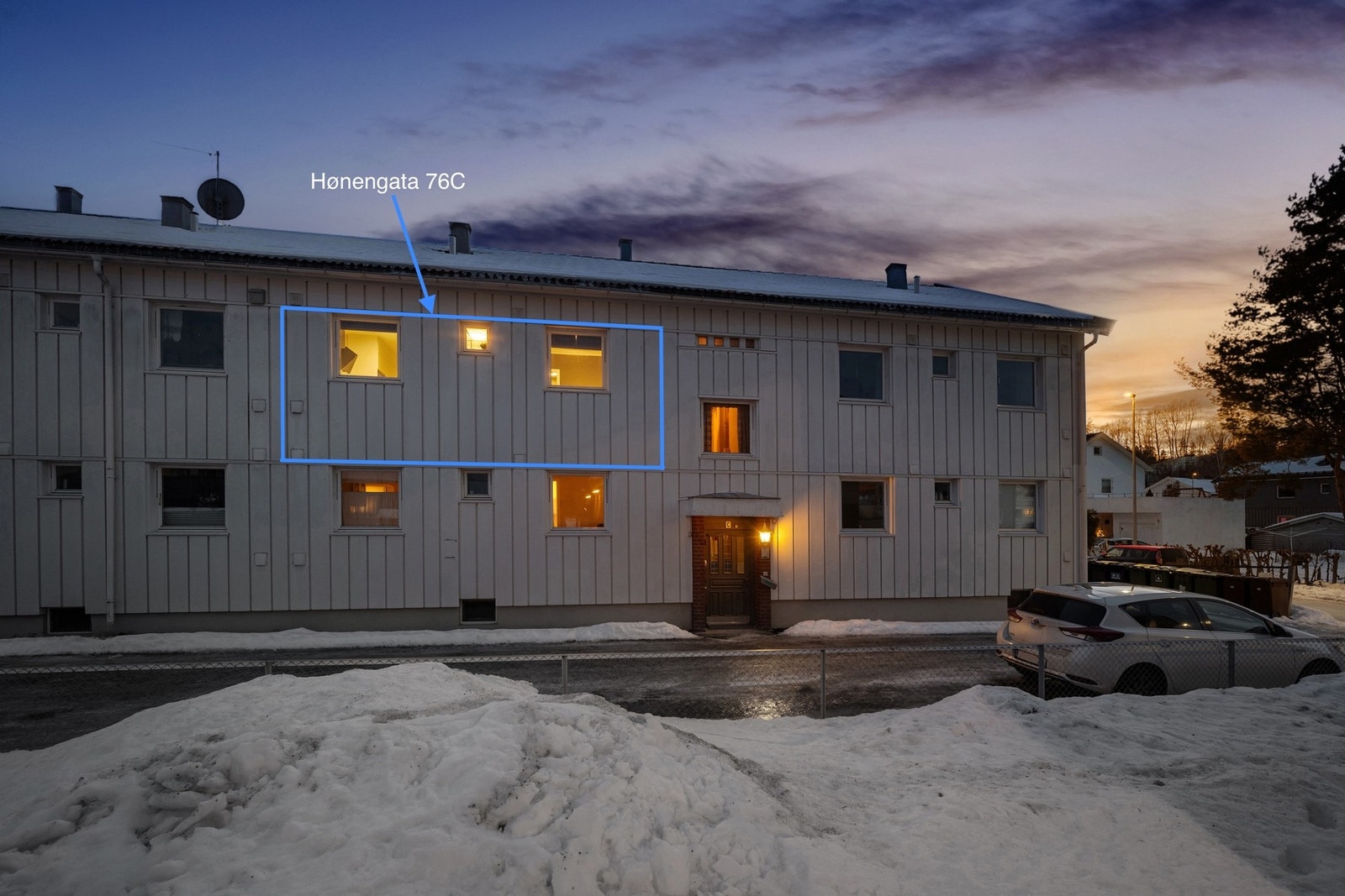 Forsiden av bygget hvor du også ser parkeringsmulighet utenfor, som er langs gjerdet. Galleribilde