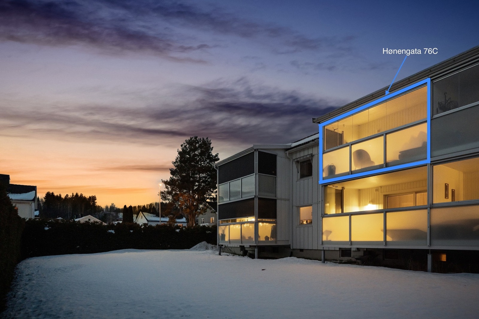 Balkongen er vendt ut mot mot den fine og solrike hagen til borettslaget. Galleribilde