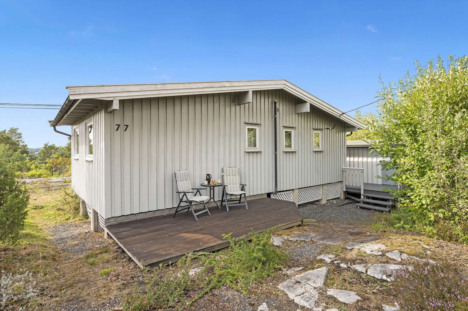 Lun og skjermet terrasse bak hytta. Galleribilde