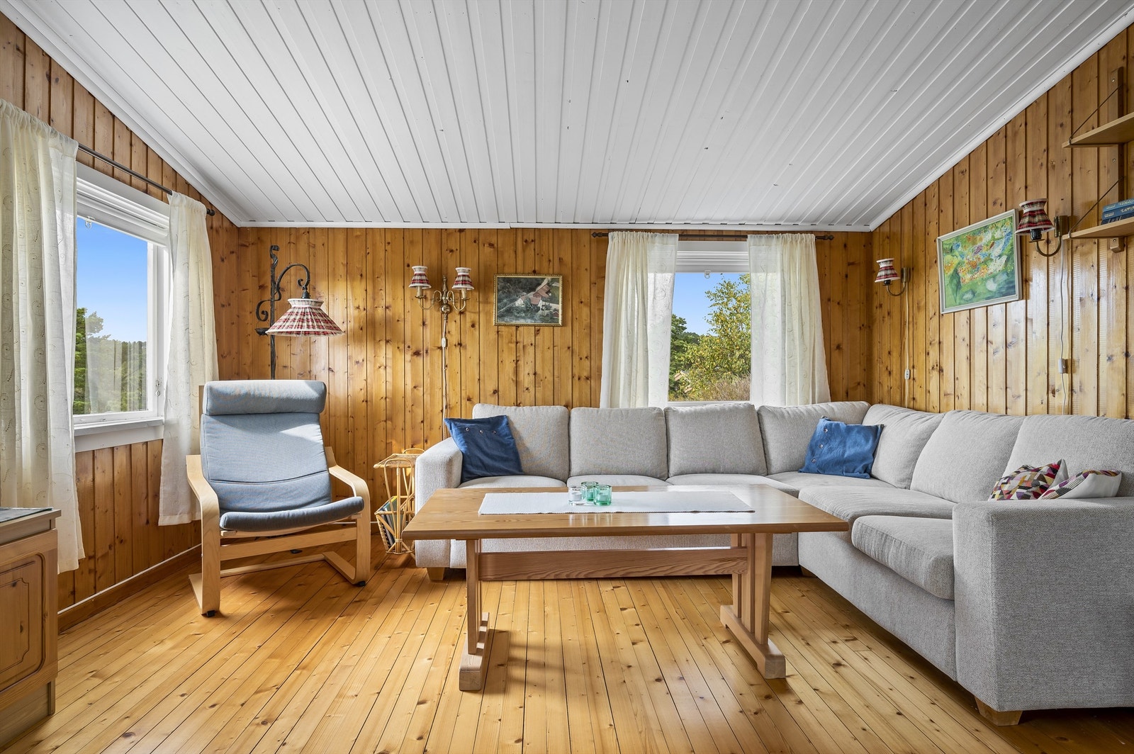 Stua rommer både sofakrok og spisestue. Galleribilde