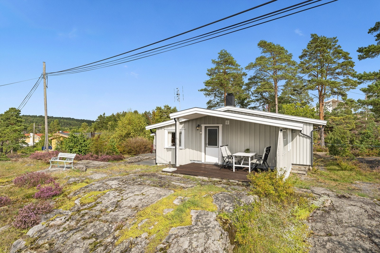 Terrasse vendt mot sjøen, perfekt for avslapping og måltider ute. Galleribilde
