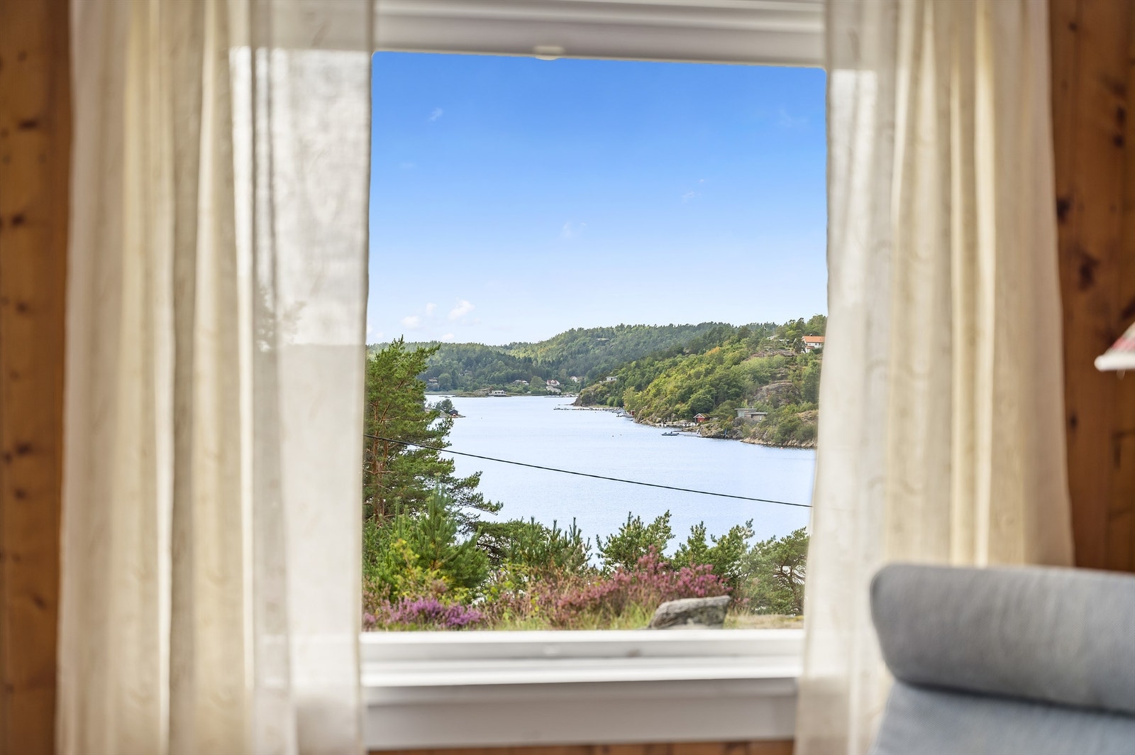 Fra stuevinduet kan du nyte den fine utsikten mot sjøen. Galleribilde
