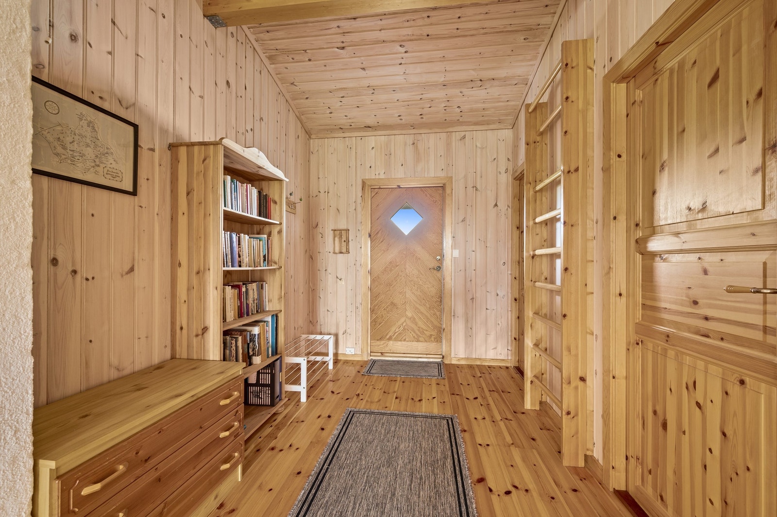 Gangen med adkomst til soverom og bad på den ene siden og stue på den andre. Galleribilde