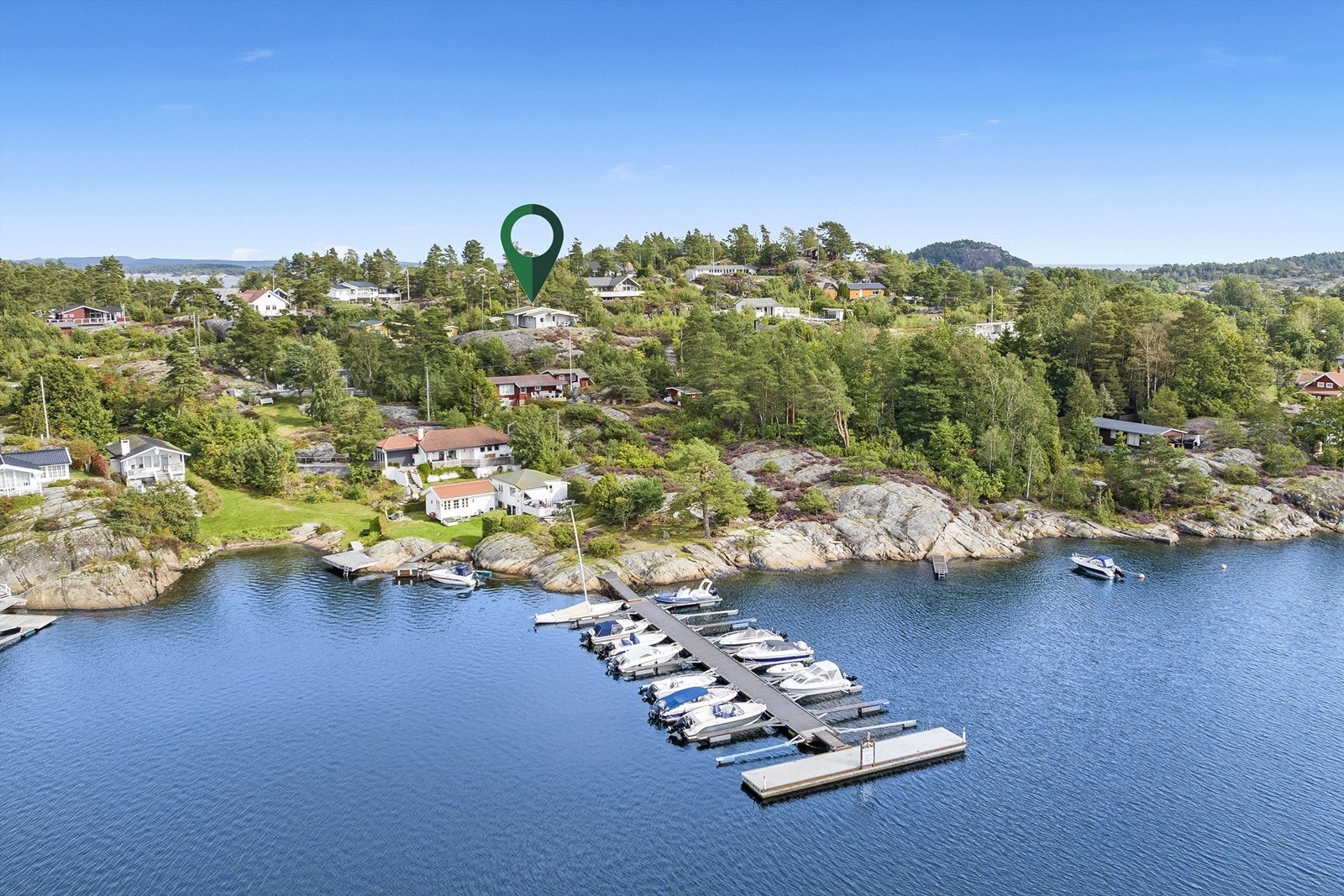 Hytta har tilhørende båtplass i felles bryggeanlegg rett nedenfor hytta. Galleribilde