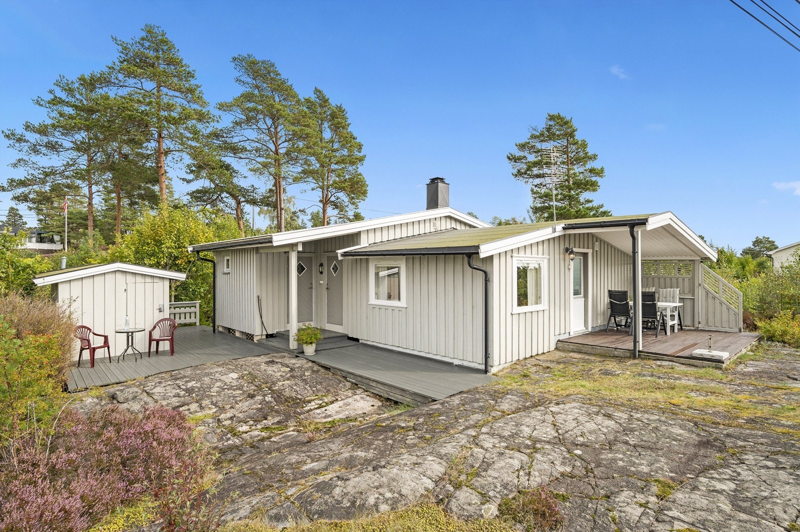 Hytta ligger fint til i hyttefeltet, litt opp fra sjøen med kort gangavstand ned til sjøen. Galleribilde