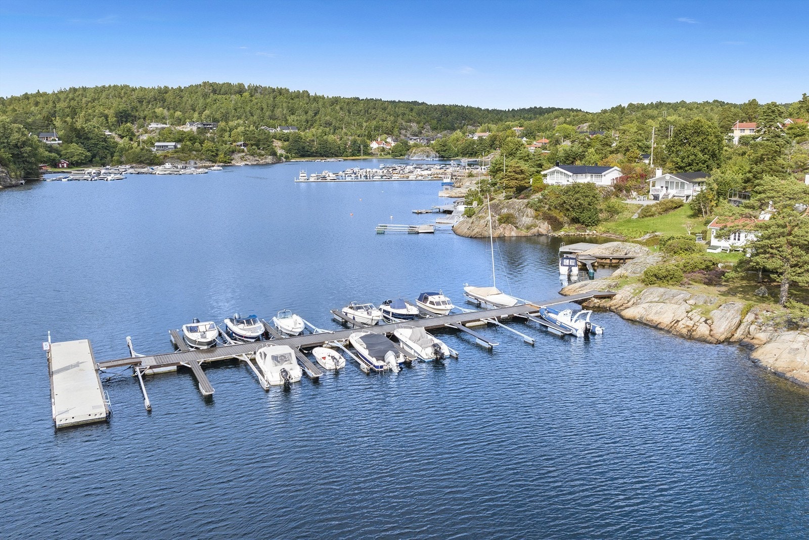 Egen båtplass på felles brygge, ved sjøen her er det også et fint naturområde. Galleribilde