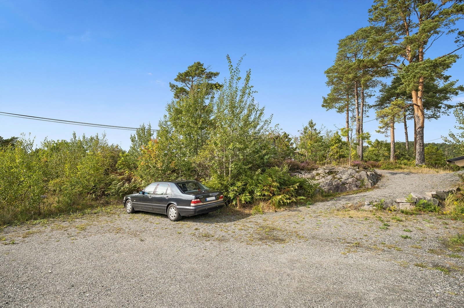 Rett til 2 plasser på felles parkering noen meter fra hytta. Galleribilde