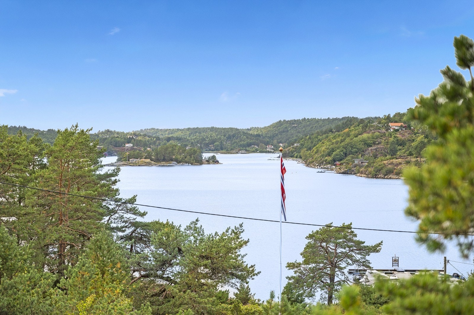 Fra terrassen kan utsikten utover Trosbyfjorden nytes. Galleribilde