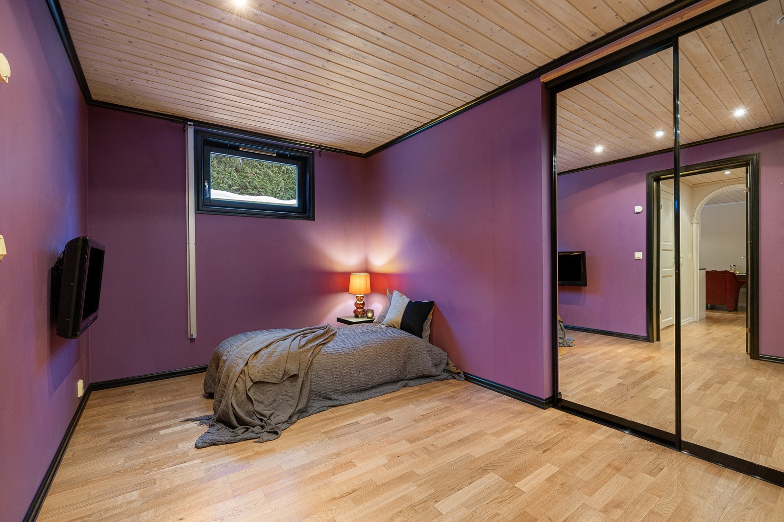 Disponibelt rom i kjelleren som er innredet som et soverom. Rommet er ikke godkjent som soverom (bod på byggetegninger). Rommet har rømningsstige på veggen opp til vindu Galleribilde