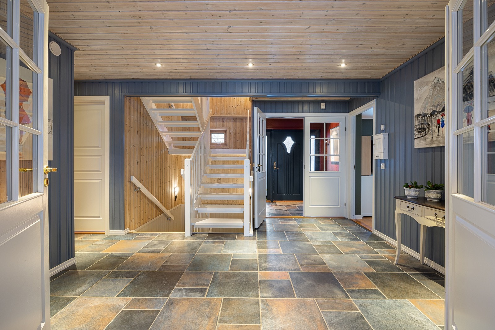 Flisene fortsetter inn i en stor hall, og rommene skilles av en dobbel glassdør. Med unntak av enkelte rom, er hele boligen utstyrt med vannbåren gulvvarme Galleribilde